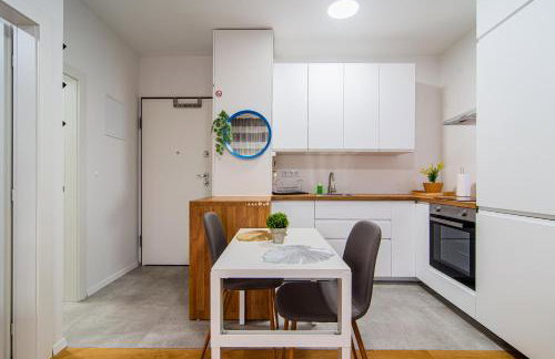 Flexible SelfCheckIns 110 - Zagreb - Private Parking - Loggia - Foto 1