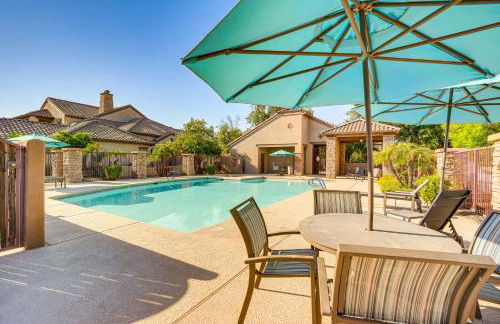 Relax Poolside! Home 6 Mi to Camelback Ranch - Foto 35