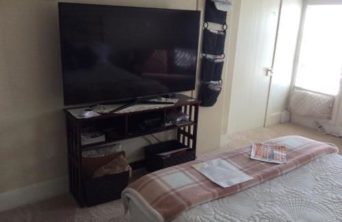 Charming Studio Apartment in the Heart of Golden - Photo 5