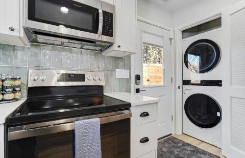 Secluded Westside Cottage - King Bed, Hot Tub, Views, Near Parks and Trails! - Foto 18