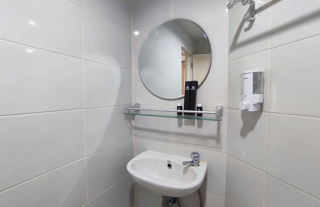 Comfortable And Modern 1Br Without Living Room At Amartha View Apartment - Foto 9