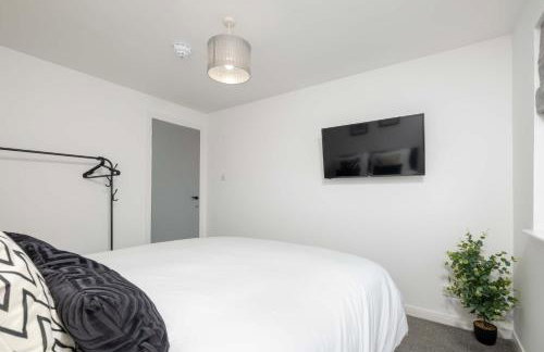 LANGLEY HOUSE Free Parking central LOCATION 5 bed all double with smart TV 3 BATHROOMS Loved by TRADES teams ideal for LONG STAYS contact langley cottages and apartments - Foto 34