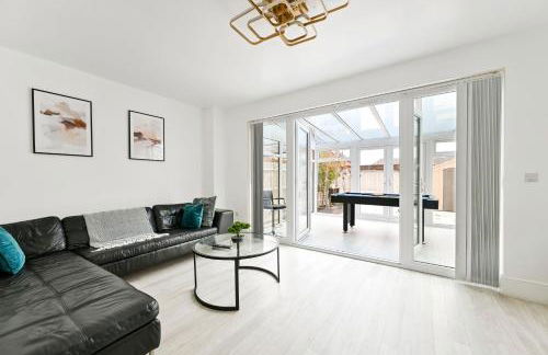 Swan's Place - Large 4bed home, Sleeps 9, Parking x2 & Games room - Foto 45