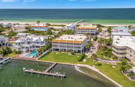 Cheerful Pelican on Anna Maria Island - Photo 39