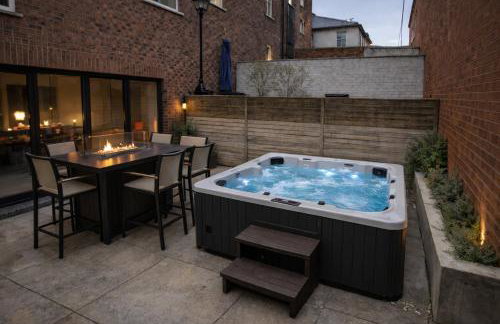 Stylish Leeds City Centre Retreat with Private Terrace & Hottub - Foto 16