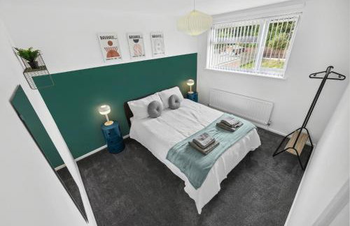 Modern 3BR, Sleeps 6, Great for groups, free parking, fast WiFi - Foto 11