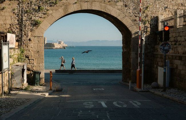 Express Photoshoot in port Old town of Rhodes - Photo 7