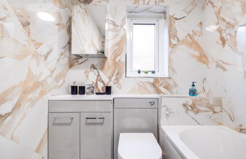 MK 2-Bedroom Contractor's Gem, 5 beds, sleeps 6, free parking - Foto 17