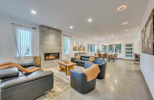 Waterfront Patio! Stylish Family Home in Everett - Photo 1