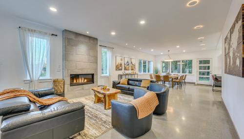Waterfront Patio! Stylish Family Home in Everett - Foto 1