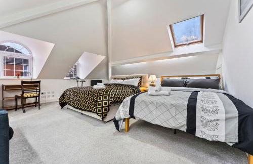 Exquisite 2-Bedroom Penthouse-Sleeps 7-Free Parking with Workspace & High-Speed WiFi - Foto 16