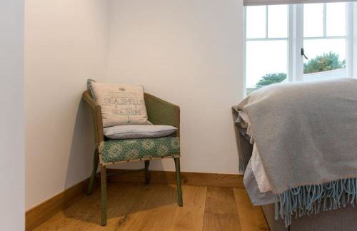 Lovely Cottage by Coastal Footpath & Surf Beaches! - Photo 23