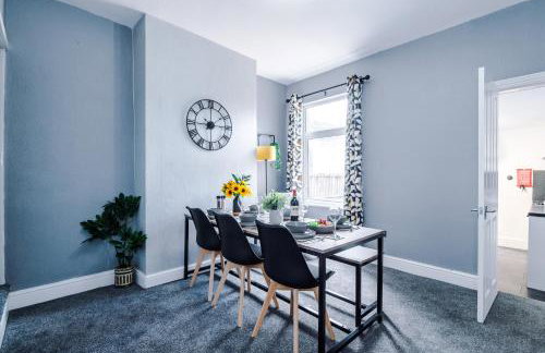 NEW! Spacious 3-Bed Home in Newcastle-under-Lyme by 53 Degrees Property, Ideal for Business, FREE Parking! - Foto 9