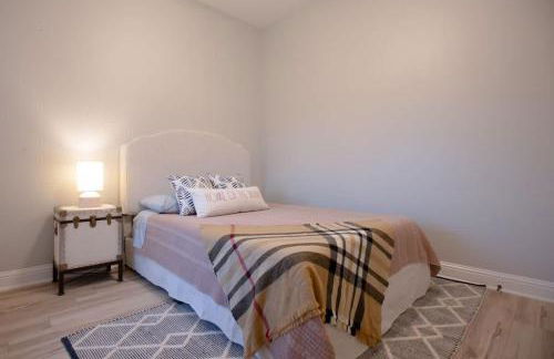 Spacious 4BR with Pool and Grill - Near Lakes and Harbor - Foto 19