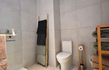 Ocean Breeze Apartment with a pleasant Patio - Photo 11