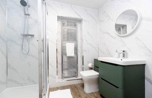 Hot Tub Free Parking 5 Bedroom Large Space - Photo 25