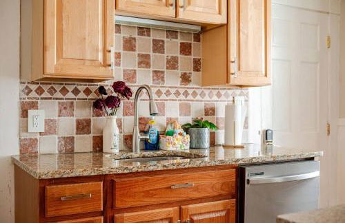 NEW! Family-Friendly Getaway -1 Mi to Dtwn Salem w Roof Deck & Tiki Bar - Foto 20