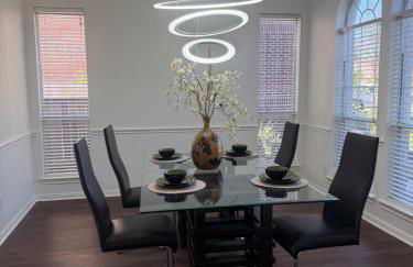 Luxury Lakefront 4BR - Corporate & Extended Stay Friendly - Foto 13