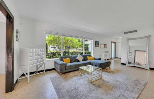 Modern Tropical Pool House North Miami Hot Tub - Foto 5