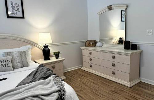 Bright Spacious Renovated Home Master on Main - Foto 36