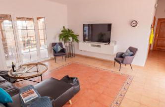 Casa Amaya - Spacious House with Pool, Large Garden, BBQ, 2 Terraces, and Ideal Location - Photo 12