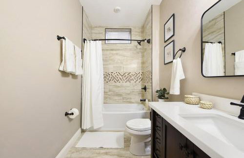 FREE Parking, Netflix in East Liberty By Parks and Uni - Foto 25