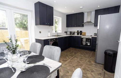 Central Telford Home - Sleeps 8 - Private Parking - Photo 4