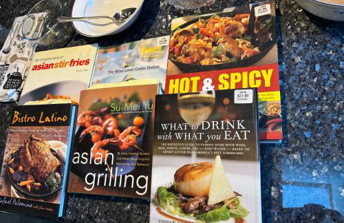 Bright 3 bedroom home with full kitchen, fenced backyard, sports court and free parking - Foto 7