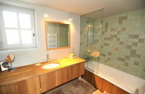 In Gordes, facing the entire Luberon Park a beautiful 5 bedrooms house - Photo 25