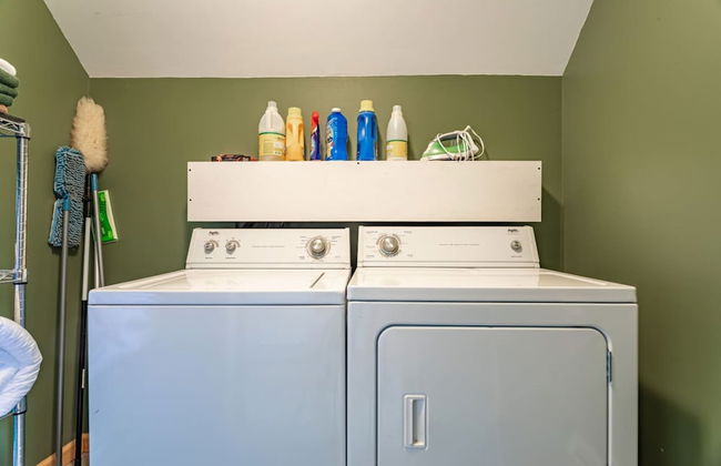 Family Fun Oasis Hot Tub Steam Room Pool Stream Firepit Games - Foto 62