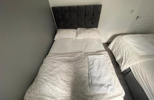 3- Bedroom House -Private Parking - contractors welcome- 2 Min M62 - Foto 22