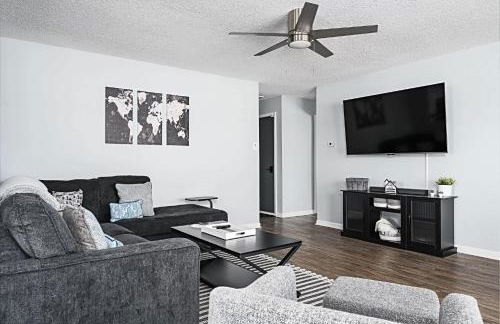 The Cozy Charcoal Cottage - with Garage - Family Friendly - Foto 6