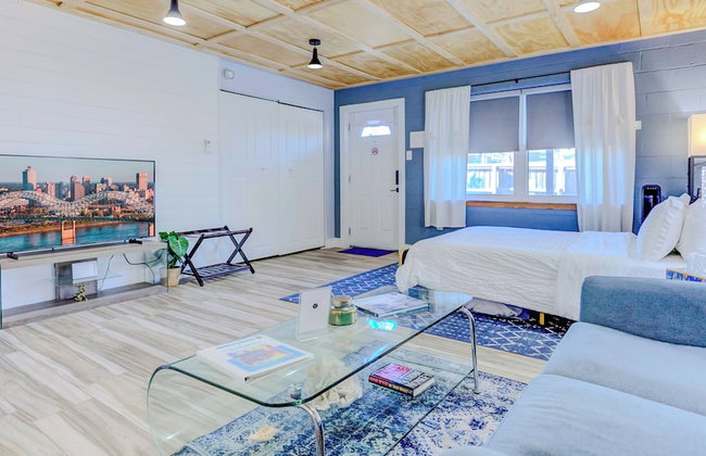 Themed Lux Loft with King Bed Free Parking and WiFi - Photo 13
