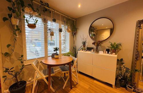 Stylish 2-Bed house, workspace & Easy London Access! - Foto 1
