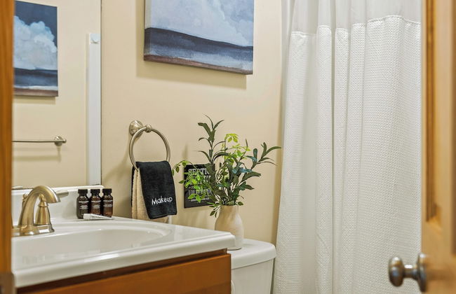 Pocono Paradise by Avantstay Lakeside Retreat, Hot Tub, Game Room, Near Beach - Foto 48