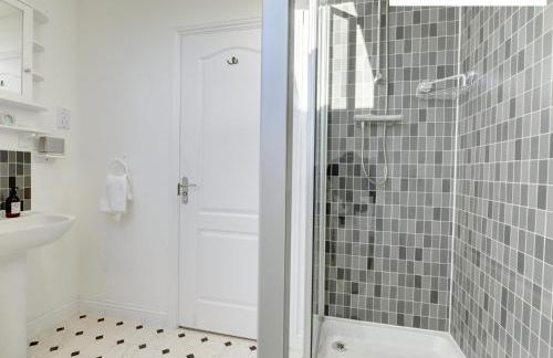 LARGE 4 Bedroom Semi-Detached House Sleeps 7 By Klarok Short Lets & Serviced Accommodation - Foto 28