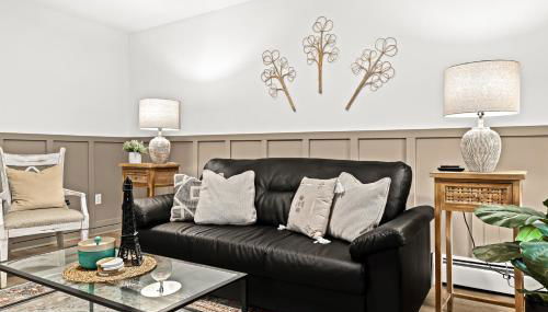 Cozy Modern 1BR Close to Downtown - Photo 2