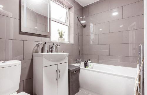 4 bedroom house, 2 Min Walk From Station - Photo 19