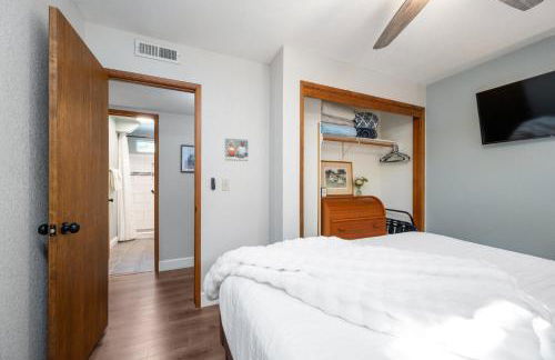 Forest Home with Deck, EV Station, King Beds - Foto 17