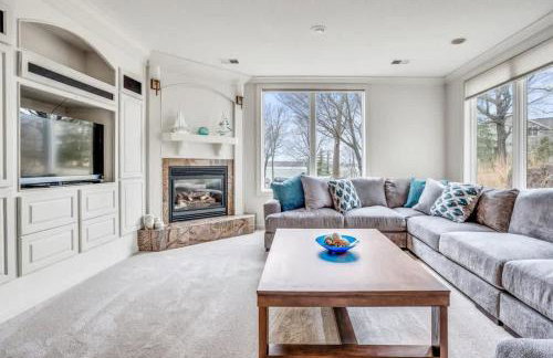 Immerse in Luxury Grand 5BR Lakefront Haven Views - Foto 11