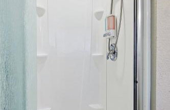 Modern Comforts & Classic Charm w Pool 5BD - Foto 26