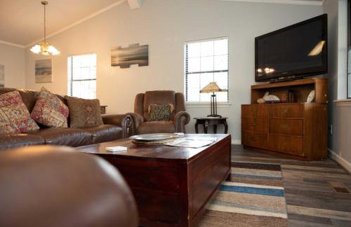 Lakefront Cottage with Private Hot Tub! - Foto 4