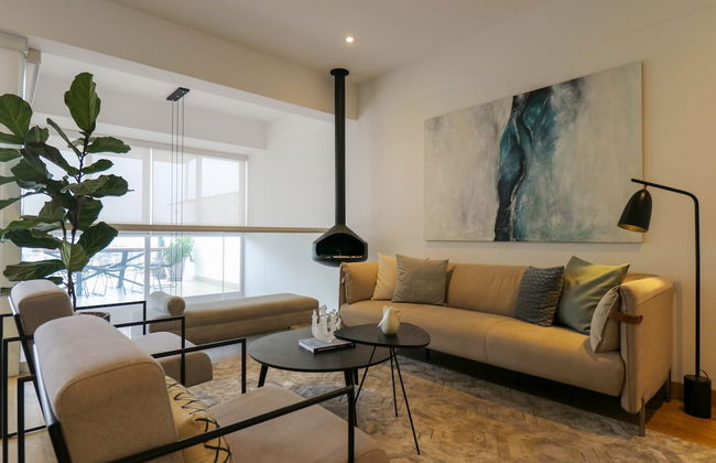 Elegant 3BR Duplex With Balcony in Miraflores - Photo 2