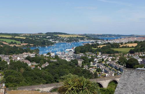 5 Bedroom House with Sea Views - Photo 1