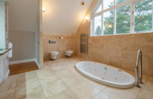 5BDR Luxe Villa By Torr Property Group Short Lets & Serviced Accommodation With Free Parking & River View Stratford-Upon-Avon - Foto 23