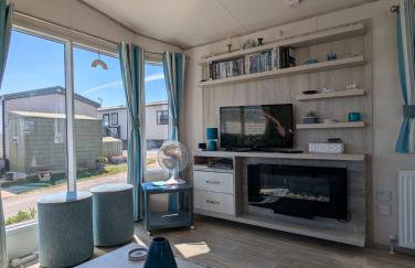 Beautifully presented beachcomber holiday home sited on the Durdle Door holiday park within a few minutes walk from the path that leads to the famous Durdle Door arch and Lulworth cove - Foto 2