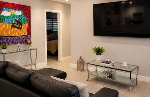 Modern Miami Home l Sleeps 12 l Free Parking - Photo 5