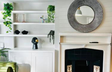 Modern 5 Bed 3 Bath House - Photo 37