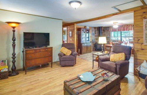 Pet-Friendly Elkins Vacation Rental with Decks! - Foto 1
