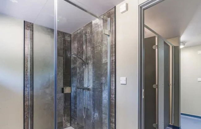 Immaculate 6-bed Ivy House - Photo 12